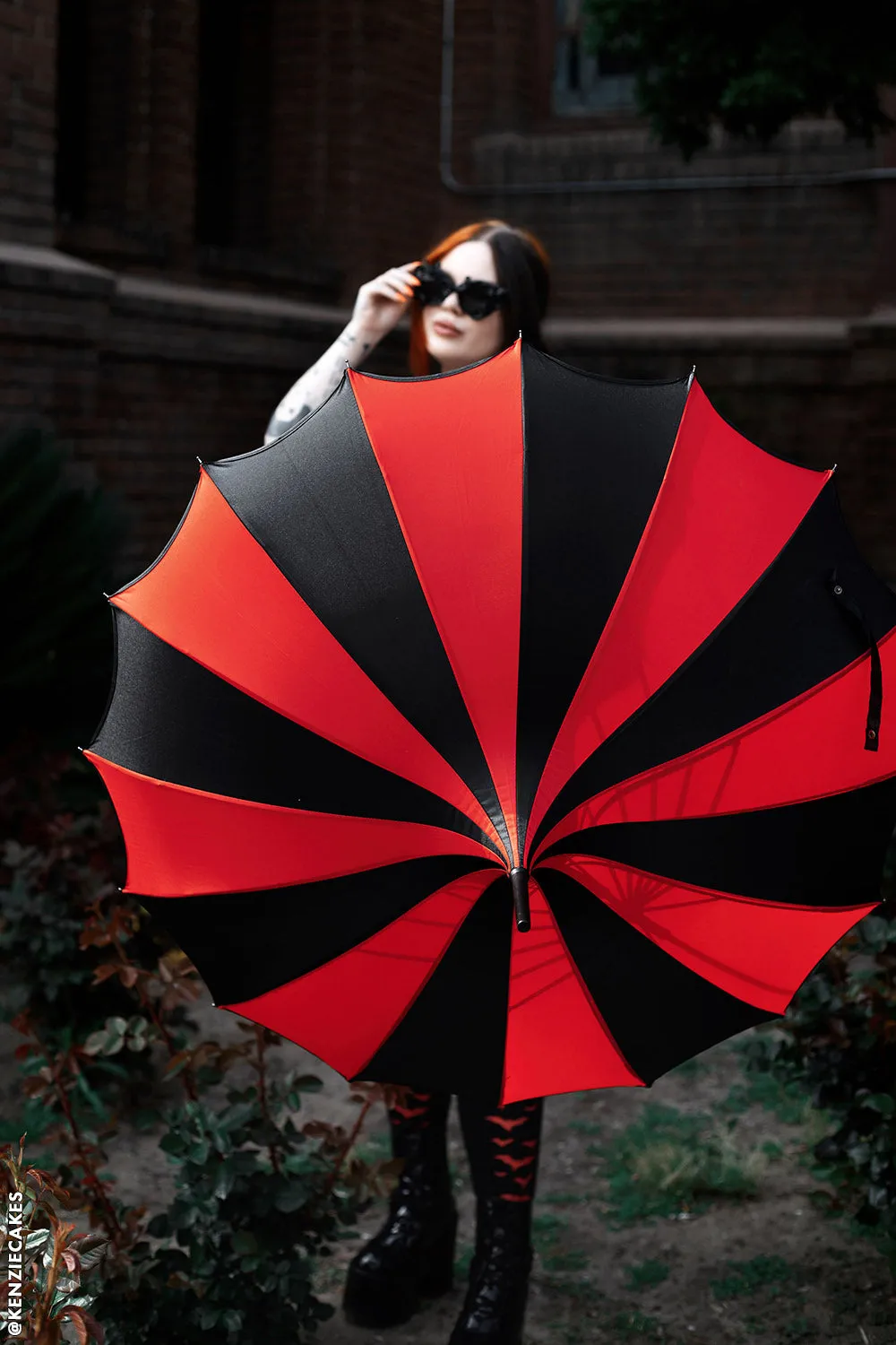 Batwing Pagoda Umbrella [BLACK/RED STRIPED]