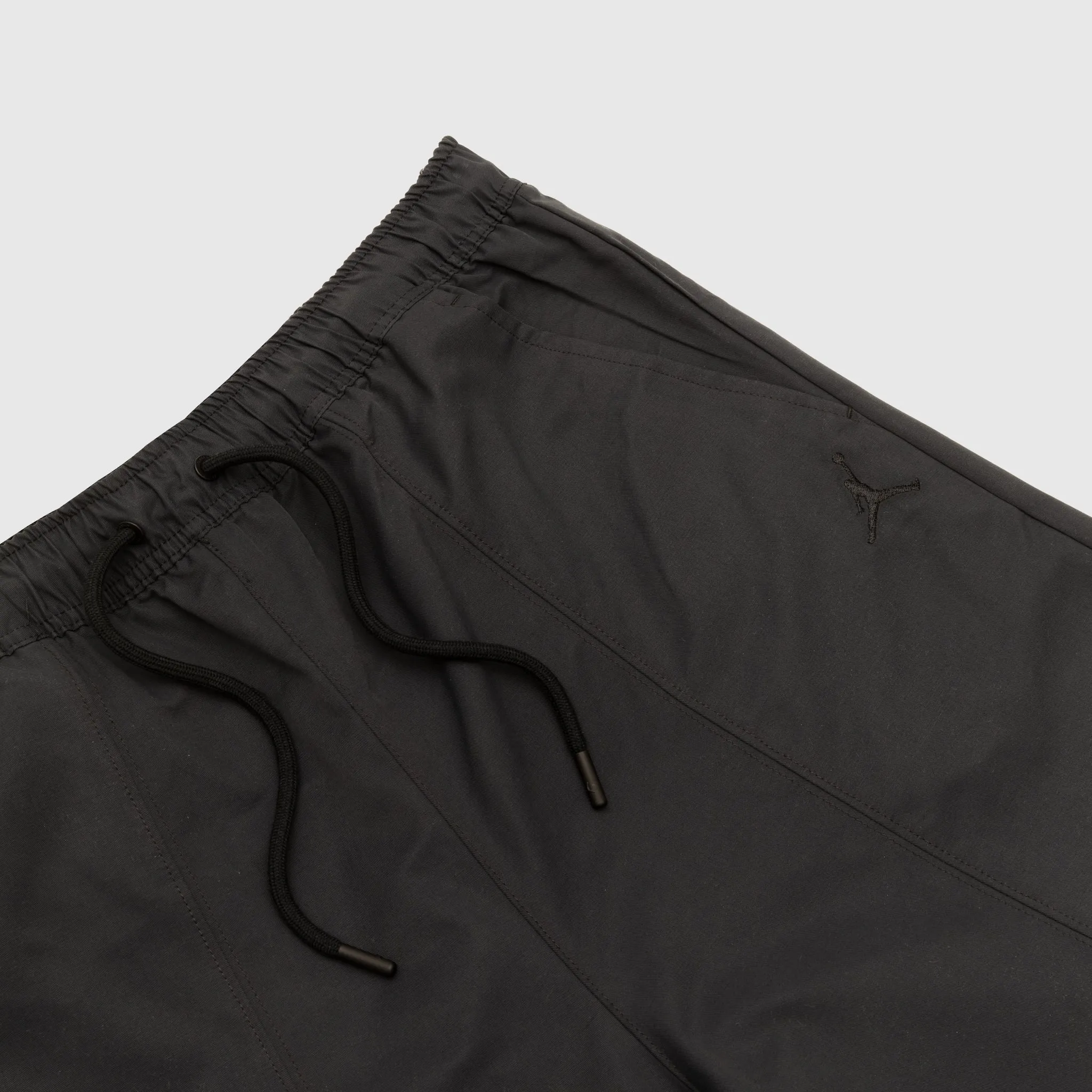 ESSENTIALS WOVEN SHORTS "BLACK"