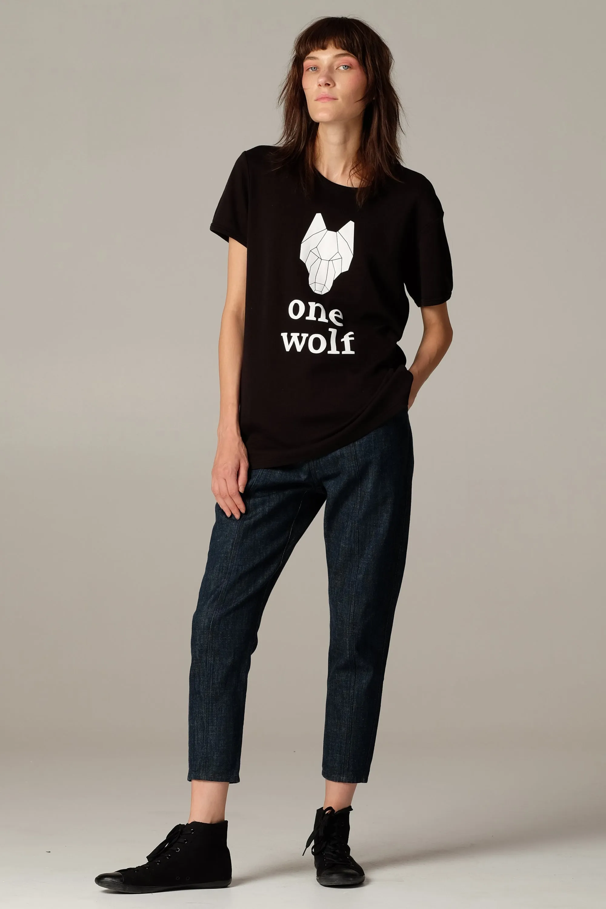 One Wolf logo T-krekls, melns/balta druka